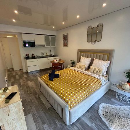 Ecrin De Verdure Au Chesnay Et Parking Gratuit Apartment Le Chesnay  Exterior foto